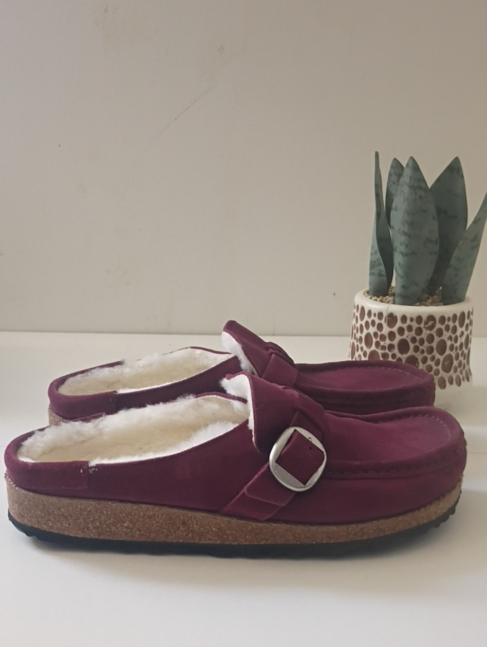 Birkenstock Buckley Shearling Suede Clog in the maroon 38 Size US 7